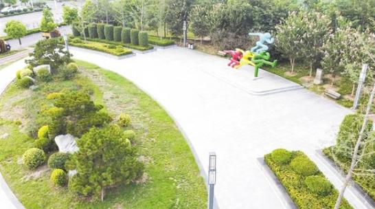 具有現代運動氣息的街頭游園