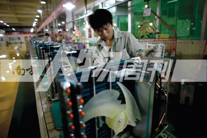 2010年5月10日，珠海格力電器工廠里，工人正在流水線上生產家用空調（方迎忠）